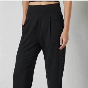 Vuori Black Lux At Ease Straight Pant-Small NWT